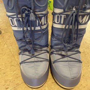 Moon boots (worn once) fits woman’s size 7.5 to 9